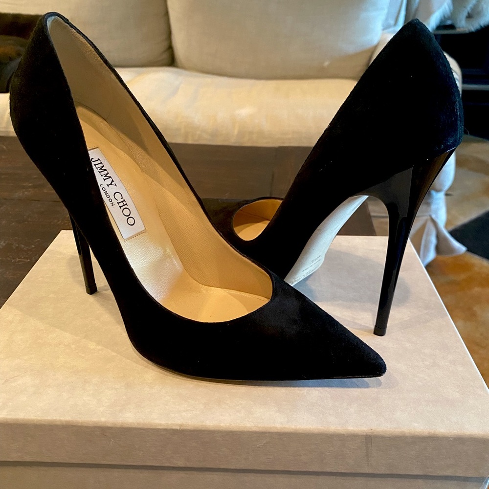 LIKE NEW JIMMY CHOO PUMPS